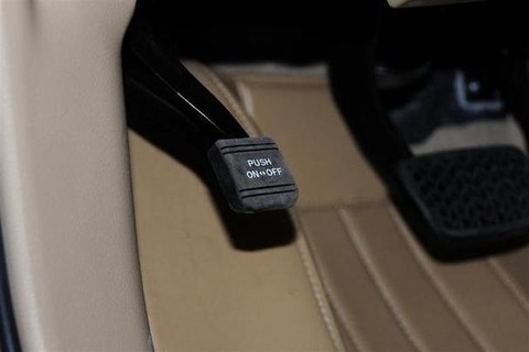 极品飞车怎么使用脚刹